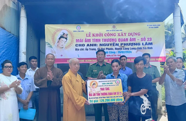 Hòa thượng Thích Trí Minh trao bảng tượng trưng số tiền ủng hộ đến gia đình ông Lâm