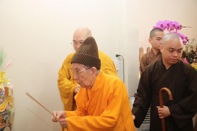 Trưởng lão Hòa thượng Thích Đức Nghiệp quang lâm thắp hương tưởng niệm Trưởng lão Hòa thượng Thích Đức Nghiệp quang lâm thắp hương tưởng niệm