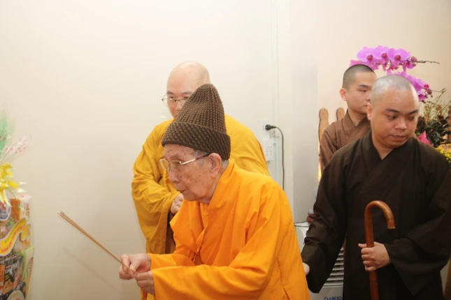 Trưởng lão Hòa thượng Thích Đức Nghiệp quang lâm thắp hương tưởng niệm Trưởng lão Hòa thượng Thích Đức Nghiệp quang lâm thắp hương tưởng niệm