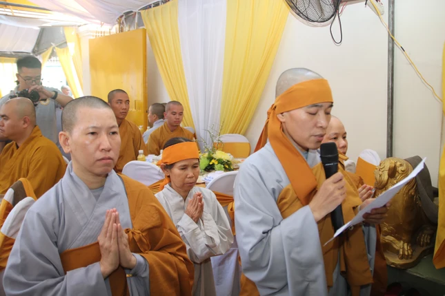 Sư cô Thích nữ Tâm Đạo dâng lời tác bạch Sư cô Thích nữ Tâm Đạo dâng lời tác bạch