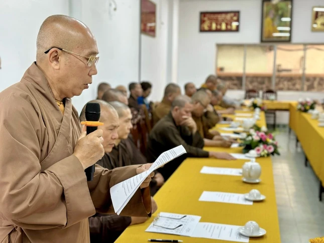 Thượng tọa Thích Minh Thành báo cáo công tác đào tạo