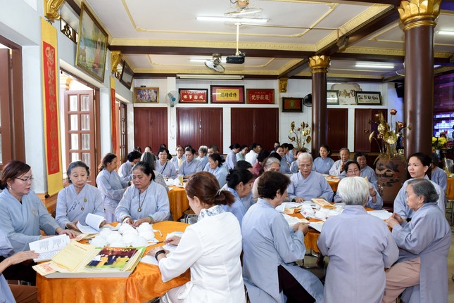 Phật tử trì tụng kinh Dược Sư