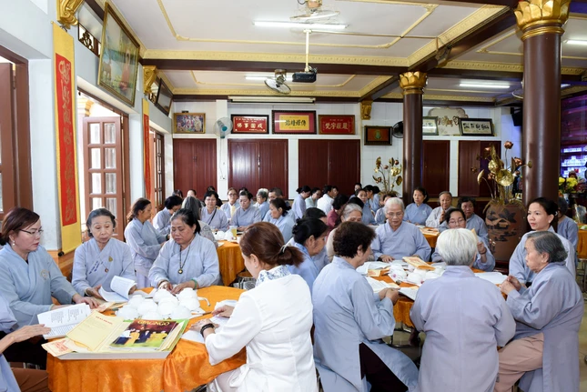 Phật tử trì tụng kinh Dược Sư