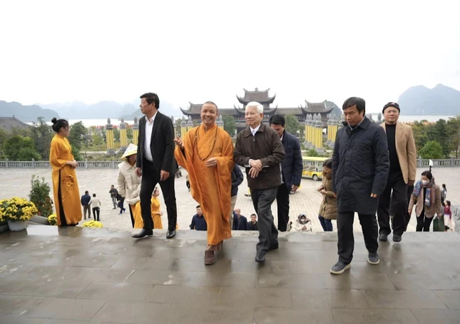 Thượng tọa Thích Minh Quang hướng dẫn phái đoàn tham quan và giới thiệu về kiến trúc chùa Tam Chúc