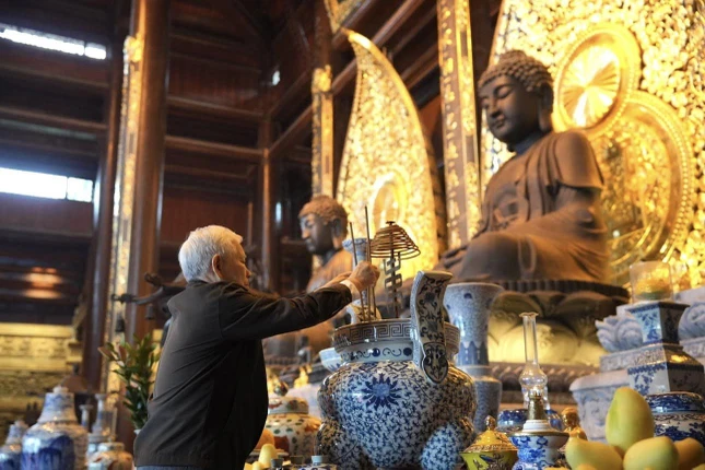 Nguyên Chủ tịch nước Nguyễn Minh Triết dâng hương