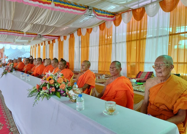 Chư tôn giáo phẩm chứng minh buổi lễ