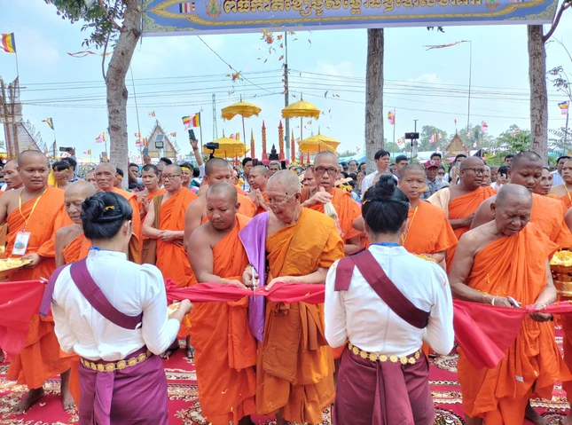 Cắt băng khánh thành chánh điện chùa Kinh Xáng