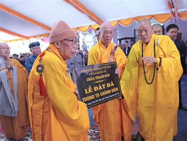 Chư tôn đức đặt đá trùng tu chánh điện chùa Thạch Hãn Chư tôn đức đặt đá trùng tu chánh điện chùa Thạch Hãn