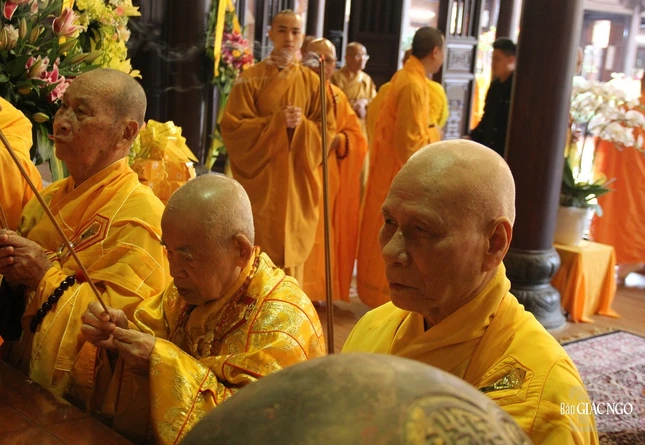 Chư tôn Trưởng lão Hội đồng Chứng minh thắp hương cúng dường