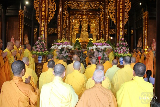 Lễ cúng ngọ tại chánh điện tổ đình Tường Vân