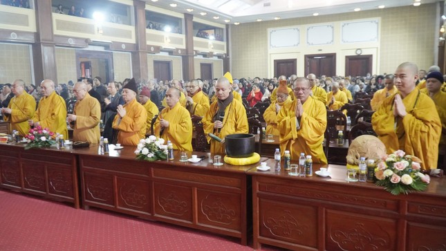 Chư tôn đức niêm hương, tụng kinh cầu nguyện quốc thái dân an