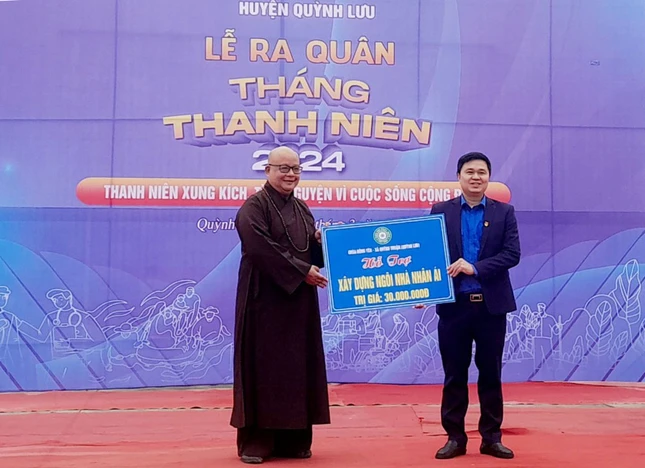Đại đức Thích Nguyên Quang trao bảng tượng trưng hỗ trợ công trình trong tháng Thanh niên trên địa bàn H.Quỳnh Lưu, Nghệ An