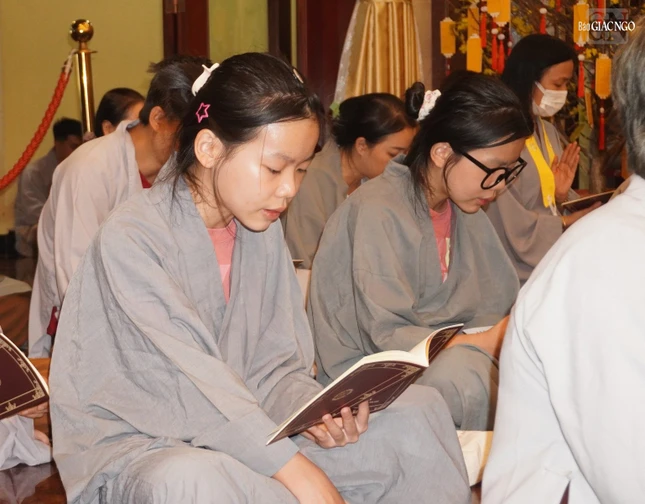 Phạm Quỳnh Nga, Phạm Quỳnh Anh chăm chú đọc kinh Dược Sư - Ảnh: N.Danh