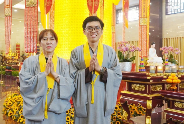 Được may mắn tham dự Pháp hội Dược Sư là niềm hạnh phúc của hai mẹ con chị Khanh và em Nguyễn Minh Nhựt - Ảnh: N.Danh