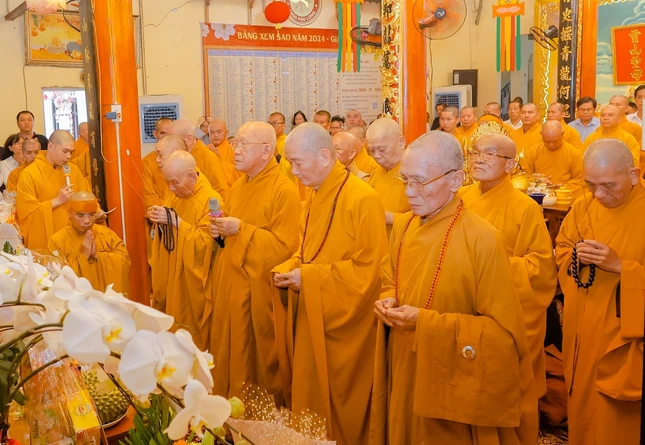 Chư tôn giáo phẩm dâng hương tưởng niệm Chư tôn giáo phẩm dâng hương tưởng niệm