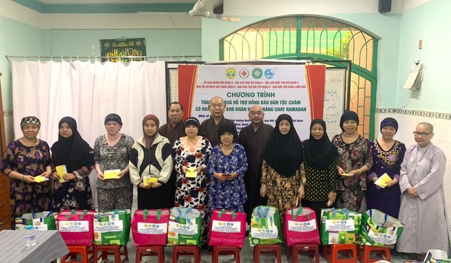 100 phần quà được trao đến đồng bào dân tộc Chăm có hoàn cảnh khó khăn tại P.1, Q.8, TP.HCM