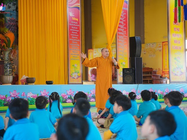 Đại đức Thích Tuệ Minh chia sẻ về Tứ trọng ân đến giáo viên và học sinh