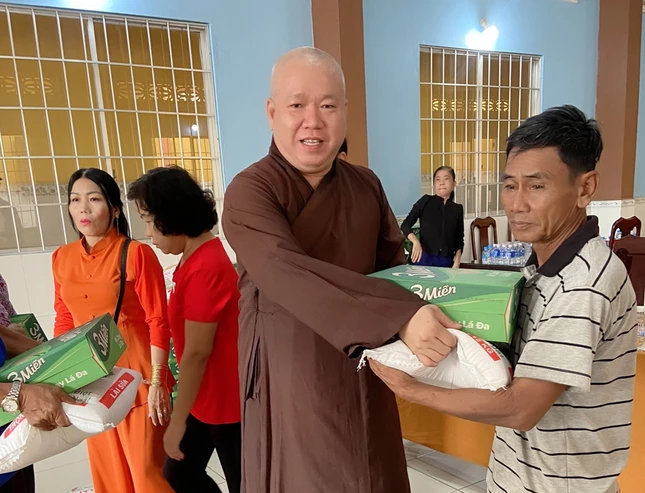 Thượng tọa Thích Tâm Khiết trao quà đến các hoàn cảnh khó khăn tại xã Phước Hảo Thượng tọa Thích Tâm Khiết trao quà đến các hoàn cảnh khó khăn tại xã Phước Hảo