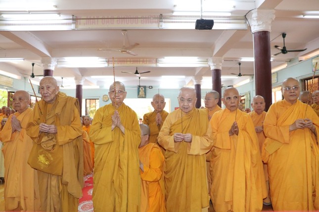 Chư tôn đức Ni dâng hương tưởng niệm