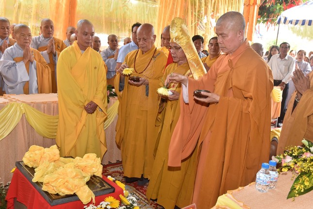 Chư tôn đức cử hành nghi thức sái tịnh Chư tôn đức cử hành nghi thức sái tịnh