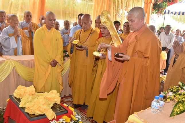 Chư tôn đức cử hành nghi thức sái tịnh Chư tôn đức cử hành nghi thức sái tịnh