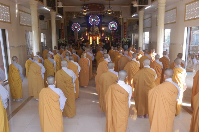 Chư Ni trên địa bàn H.Bình Chánh Bố-tát tại chùa Liên Hoa