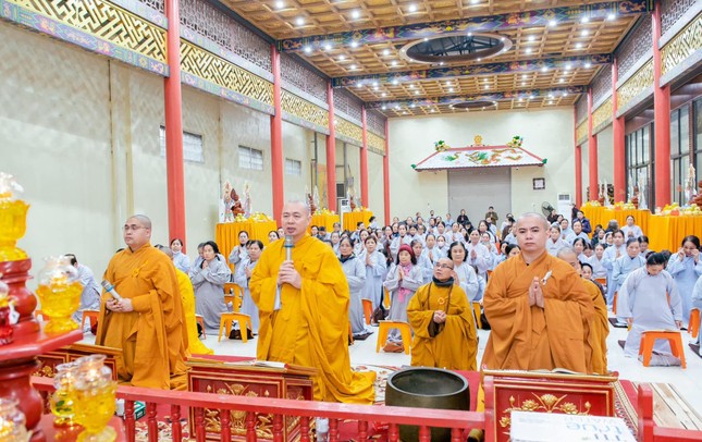 Thượng tọa Thích Tâm Đức chủ trì khóa lễ