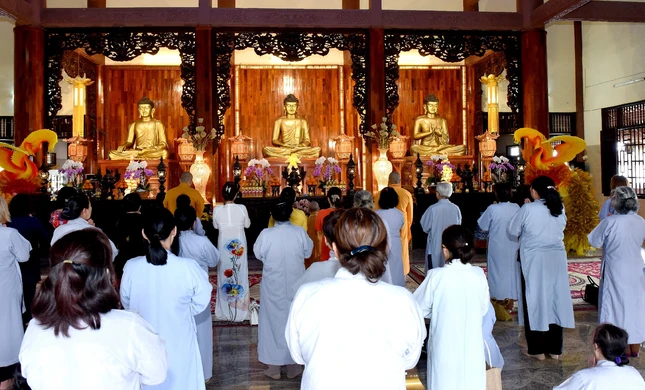 Tại chùa Quan Âm