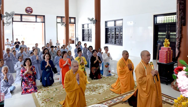 Thượng tọa Thích Tâm Chơn niêm hương, đảnh lễ Tam bảo