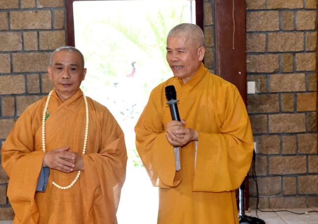 Thượng tọa Thích Thông Huệ, Phó ban Trị sự GHPGVN tỉnh Ninh Thuận, trụ trì thiền viện Trúc Lâm Viên Ngộ tri ân phái đoàn