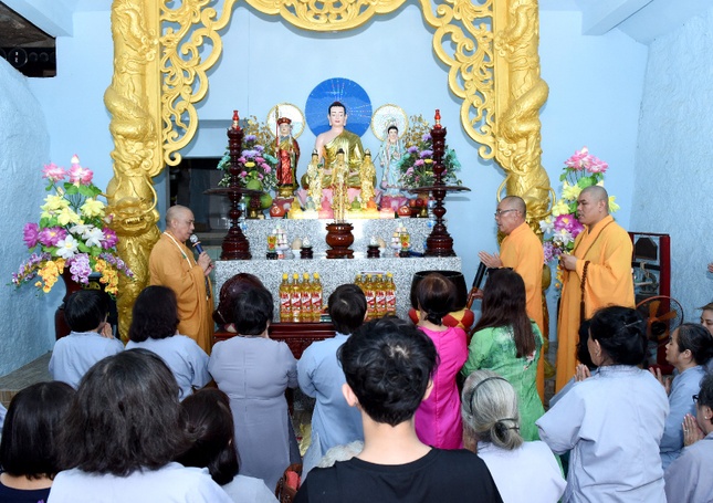 Tại chùa Bửu Sơn