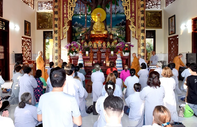 Đoàn đảnh lễ Tam bảo tại chùa Thiên Tràng