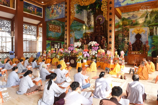 Khóa lễ cầu nguyện tại chánh điện chùa Hồng Liên