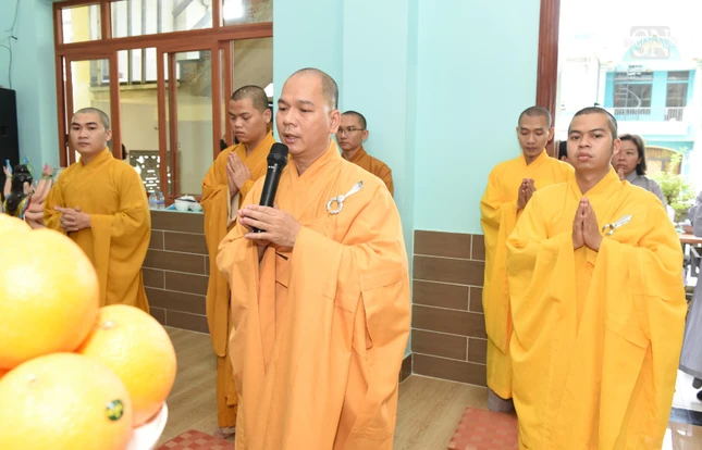 Đại đức Thích Vạn Mẫn dâng lời tác bạch