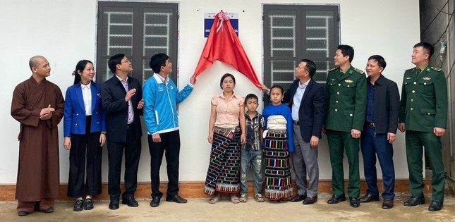 Bàn giao nhà Hạnh phúc cho em Lò Thị Trang, học sinh lớp 5A, Trường Tiểu học Yên Thắng (H.Lang Chánh, Thanh Hóa)