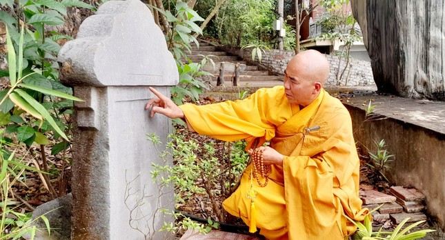 Đại đức Thích Hải Tân dịch văn bia đá cổ tại chùa An Thái (Quỳnh Lưu)