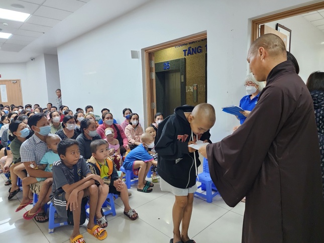 Trao quà đến các bệnh nhi