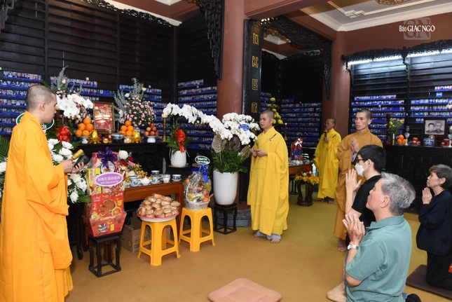 Chư Tăng thực hiện nghi thức cầu siêu