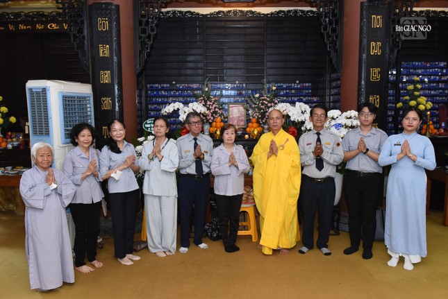 Đại diện Phân ban Gia đình Phật tử T.Ư tưởng niệm cư sĩ Tống Hồ Cầm - người có công xây dựng và phát triển tổ chức Gia đình Phật tử VN