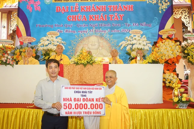 Sư cô Thích nữ Tuệ Vi trao bảng tượng trưng 50 triệu đồng hỗ trợ xây dựng nhà Đại đoàn kết