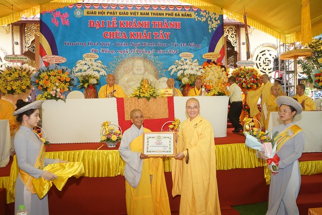 Thượng tọa Thích Thông Đạo trao tặng Bằng tuyên dương công đức đến Sư cô Thích nữ Tuệ Vi, trú trì chùa Khái Tây