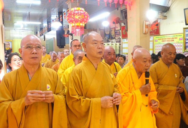 Chư tôn đức thắp hương cầu nguyện Chư tôn đức thắp hương cầu nguyện