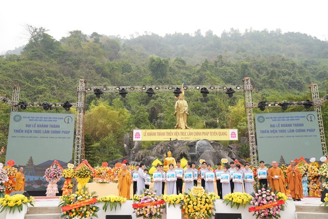 Trao học bổng đến các sinh viên, học sinh