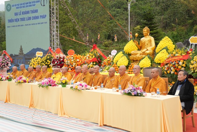 Chư tôn đức chứng minh buổi lễ