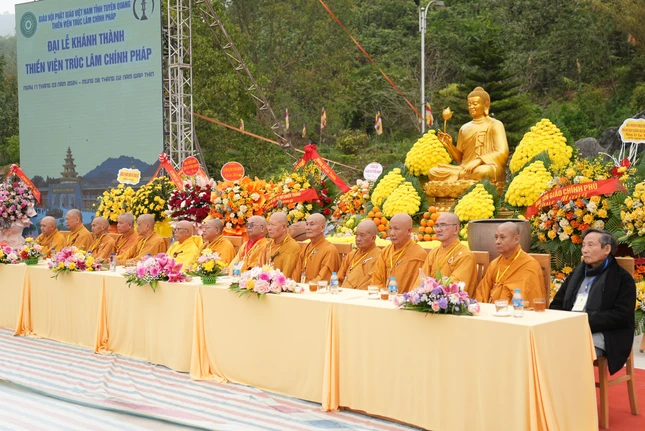 Chư tôn đức chứng minh buổi lễ