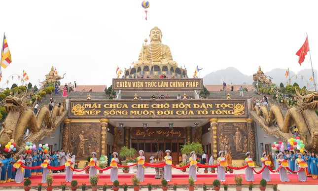 Cắt băng khánh thành