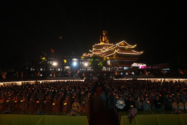 Đêm hoa đăng cầu nguyện thế giới hòa bình, chúng sinh an lạc