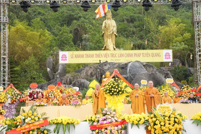 Ban Trị sự GHPGVN tỉnh Tuyên Quang tặng hoa chúc mừng