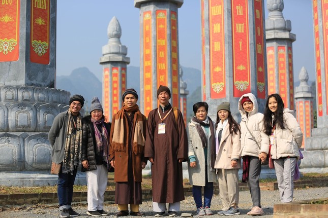 Như Ý cùng các Thầy và anh chị cùng khóa trong hành trình về Yên Tử Như Ý cùng các Thầy và anh chị cùng khóa trong hành trình về Yên Tử