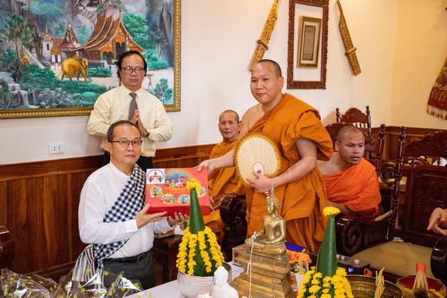 Đại đức Thích Pháp Hiếu tặng quà đến Tổng lãnh sự CHDCND Lào Souphanh Hadaoheuang